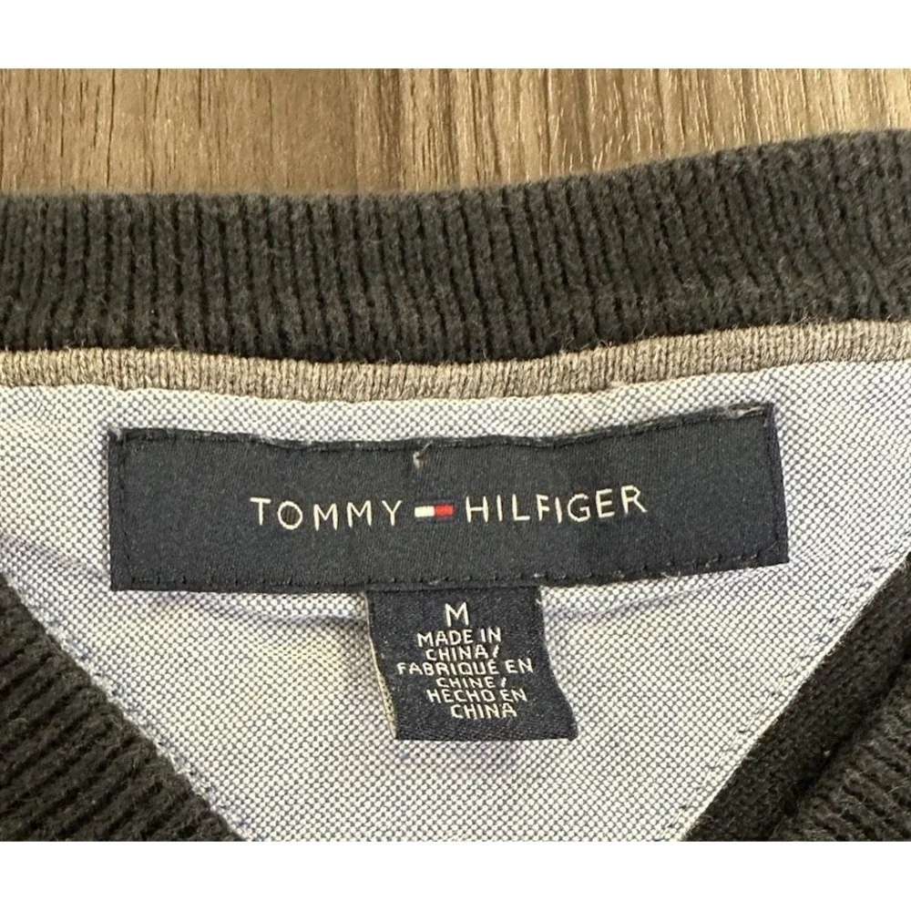 Tommy Hilfiger Men's Medium Black V Neck Sweater Pullover Preppy Classic Logo